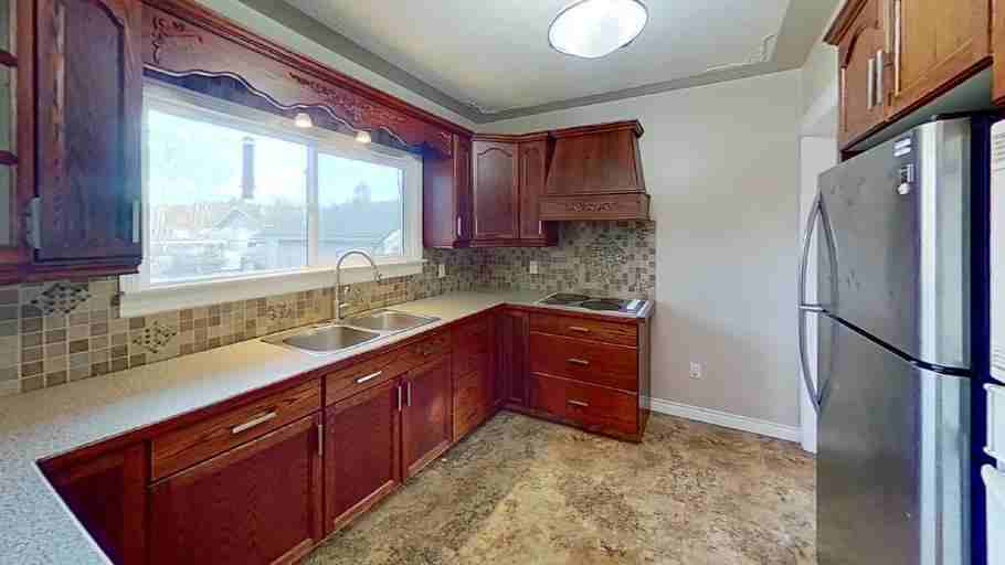 110 Willow Dr - Photo 3 of 13