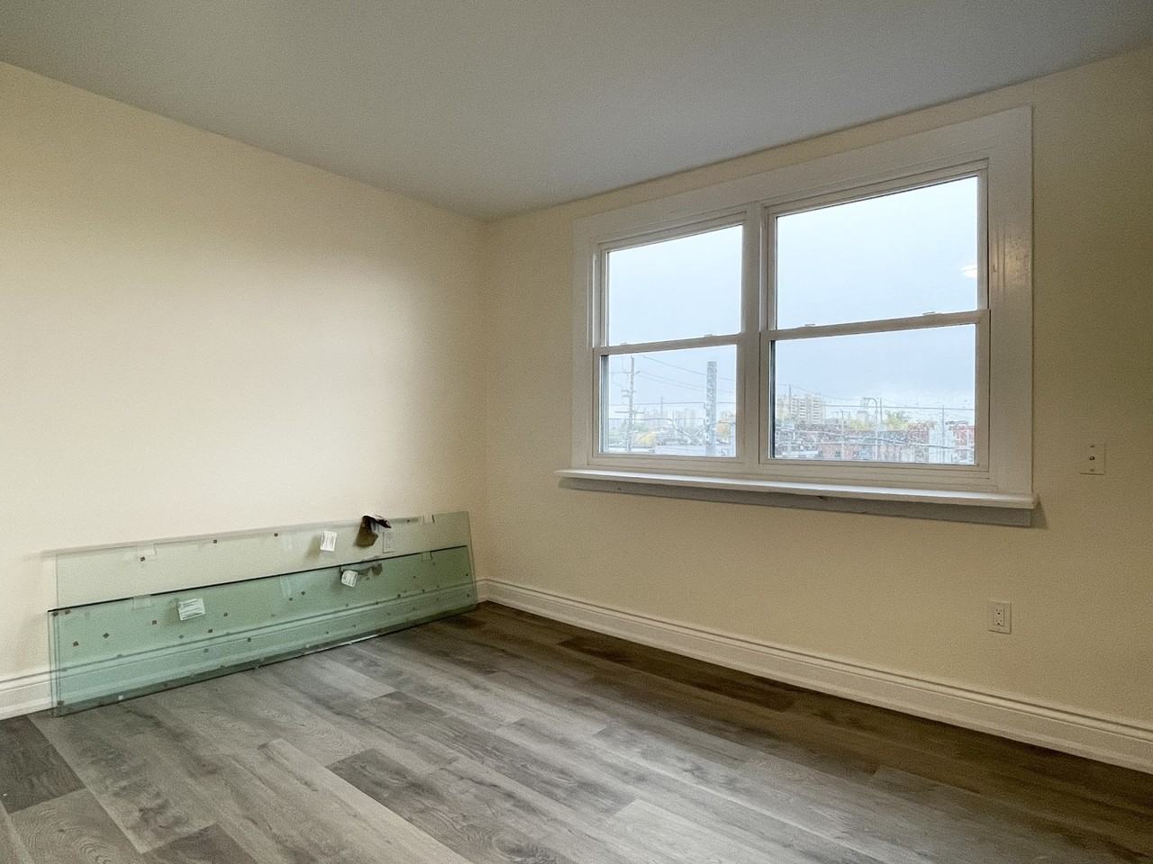 675 Barton Street East, Hamilton, Ontario - Photo 2 of 4