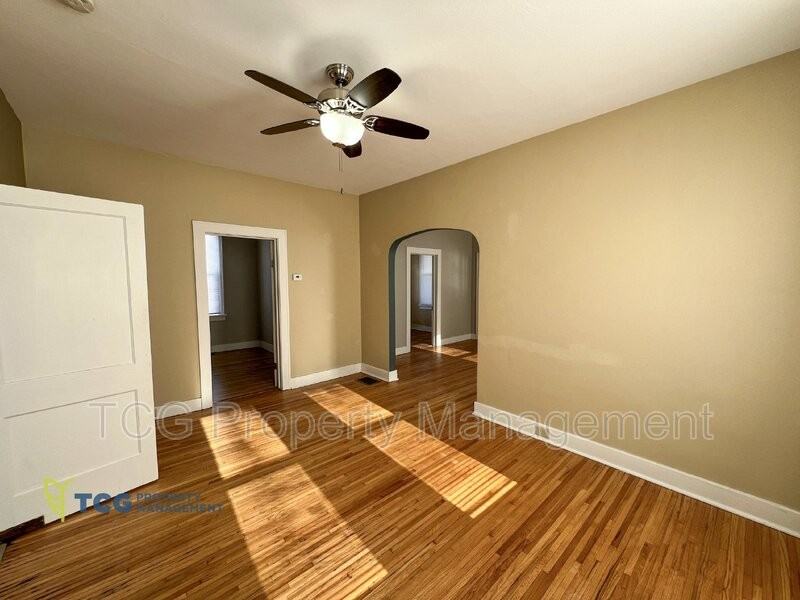 809 Sycamore St - Photo 3 of 9