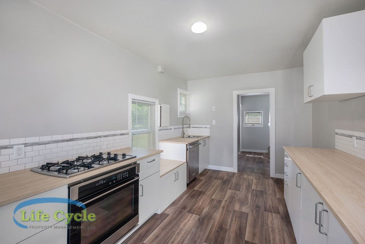 1314 Beechwood St Ne #1 - Photo 3 of 21