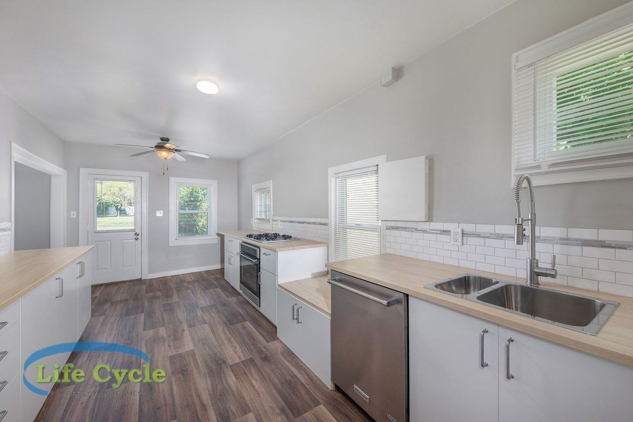 1314 Beechwood St Ne #1 - Photo 5 of 21
