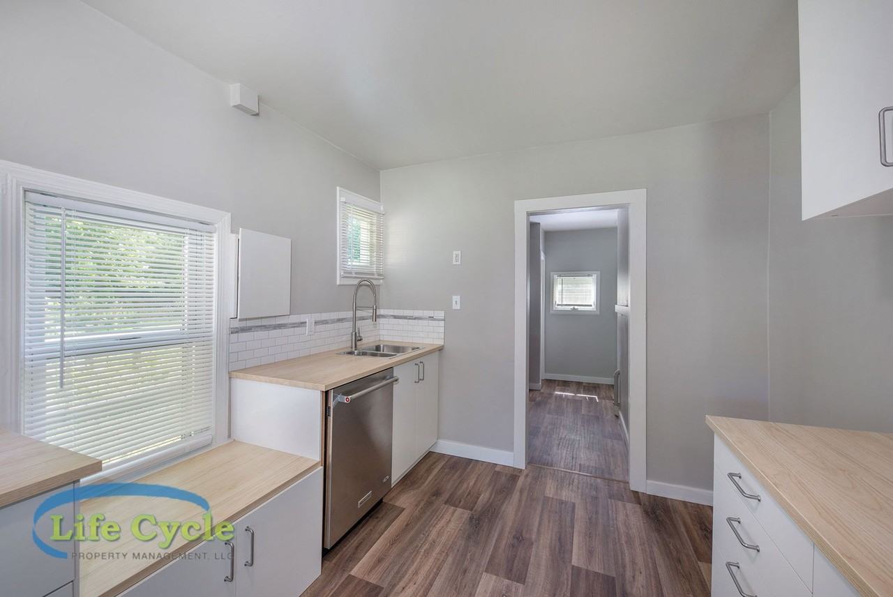 1314 Beechwood St Ne #1 - Photo 6 of 21