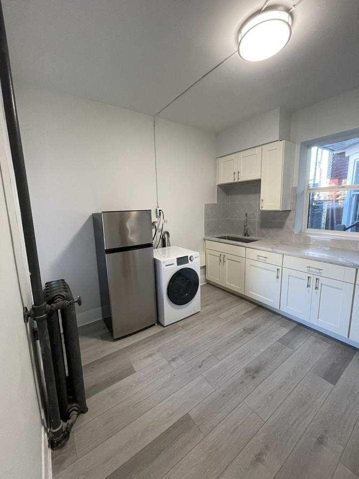 880 E Georgia St - Photo 2 of 6
