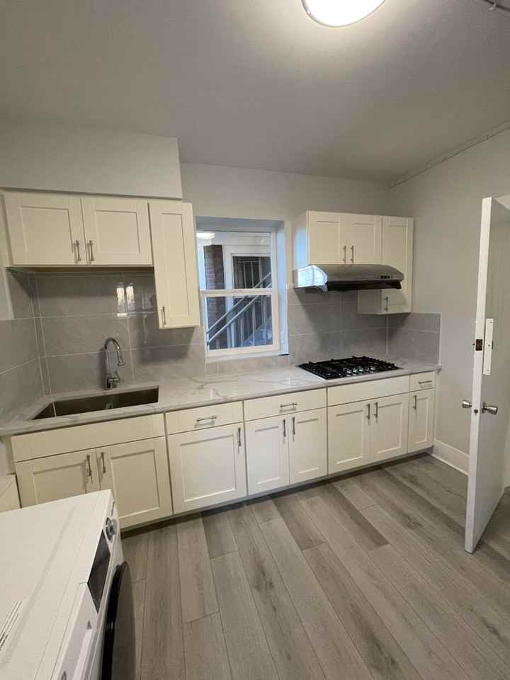 880 E Georgia St - Photo 3 of 6