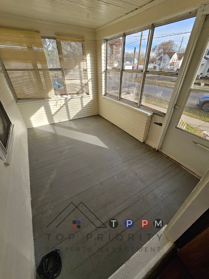 819 Fairview Ave - Photo 2 of 20