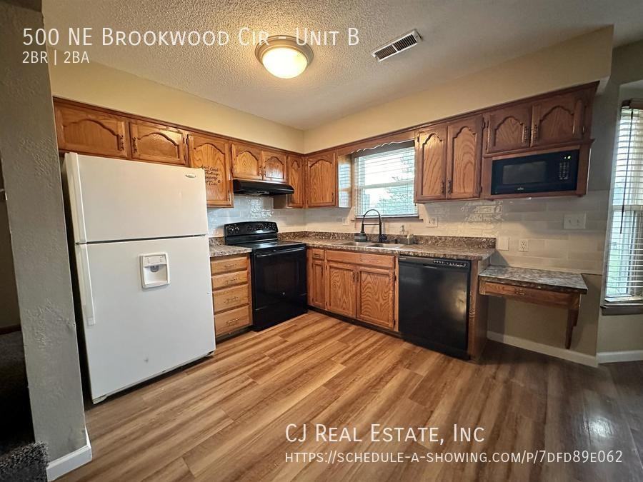 500 Ne Brookwood Cir #B - Photo 2 of 8