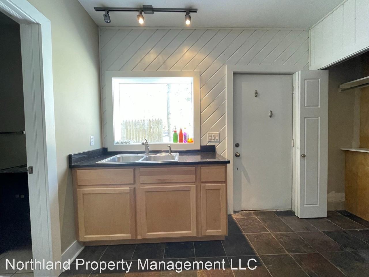 933 East Front Street - Photo 3 of 23