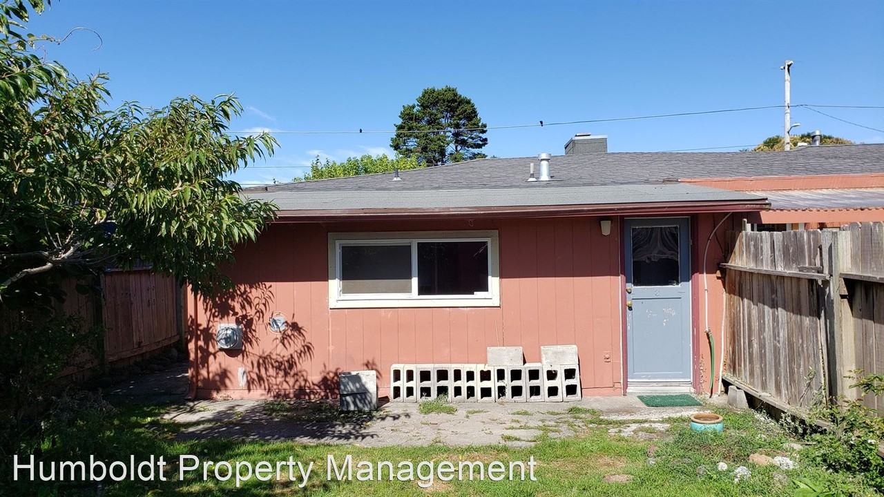 1815 & 1815 A ROBERTS WAY - Photo 2 of 7