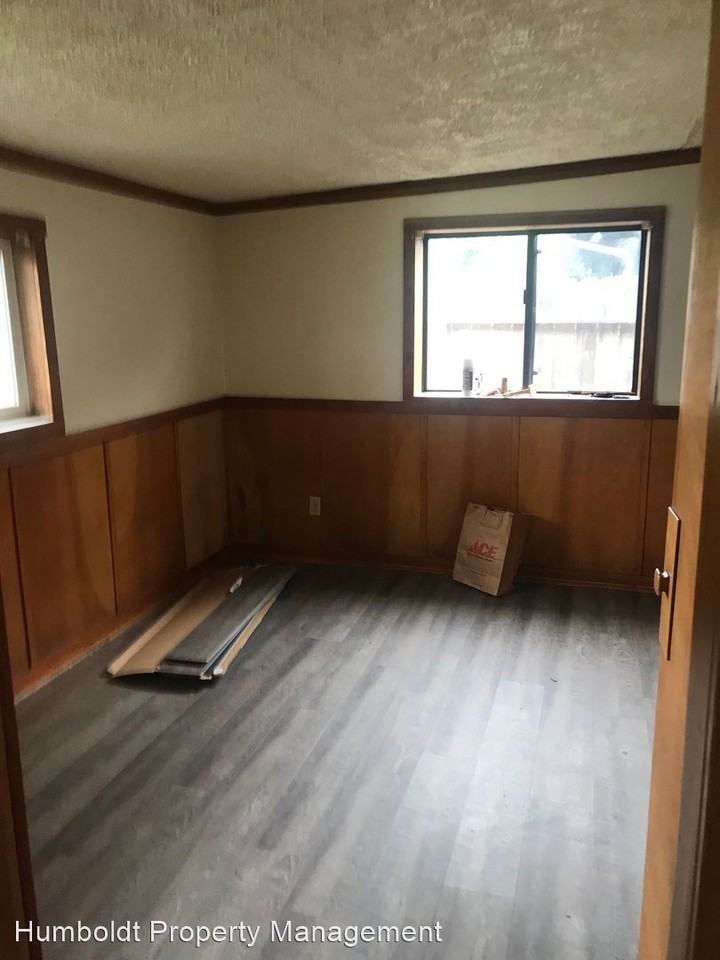 1815 & 1815 A ROBERTS WAY - Photo 3 of 7