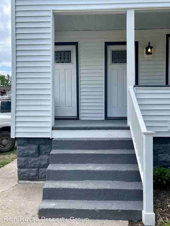 411-413 S Glenwood Avenue - Photo 2 of 12