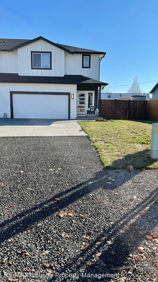 204 SE Railroad Ave - Photo 2 of 28