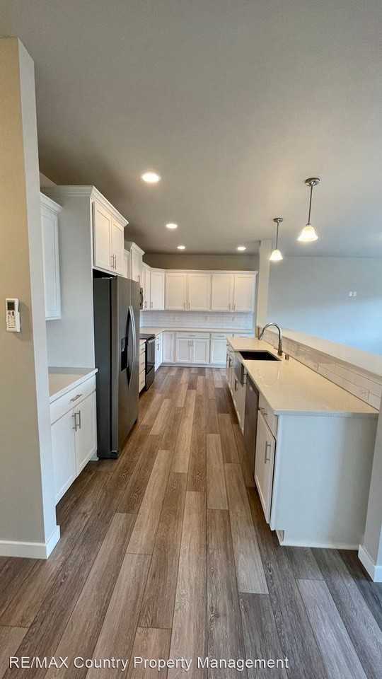 204 SE Railroad Ave - Photo 3 of 28