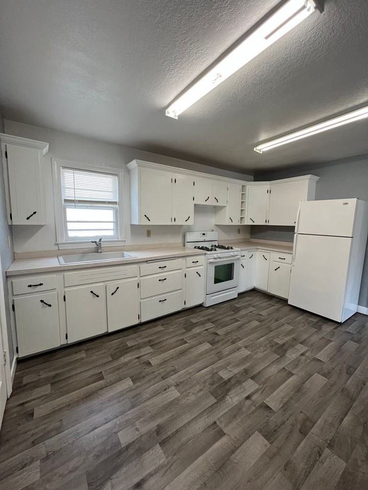 324 6th Ave Nw - Photo 3 of 8