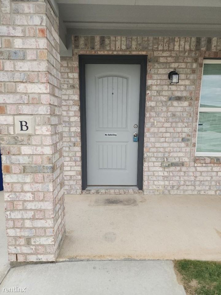 1806 Castroville Trl - Photo 2 of 24