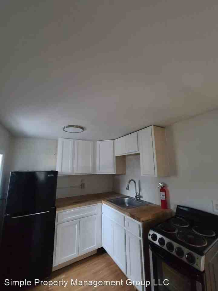 410 1/2 South 11th Street - Photo 3 of 8