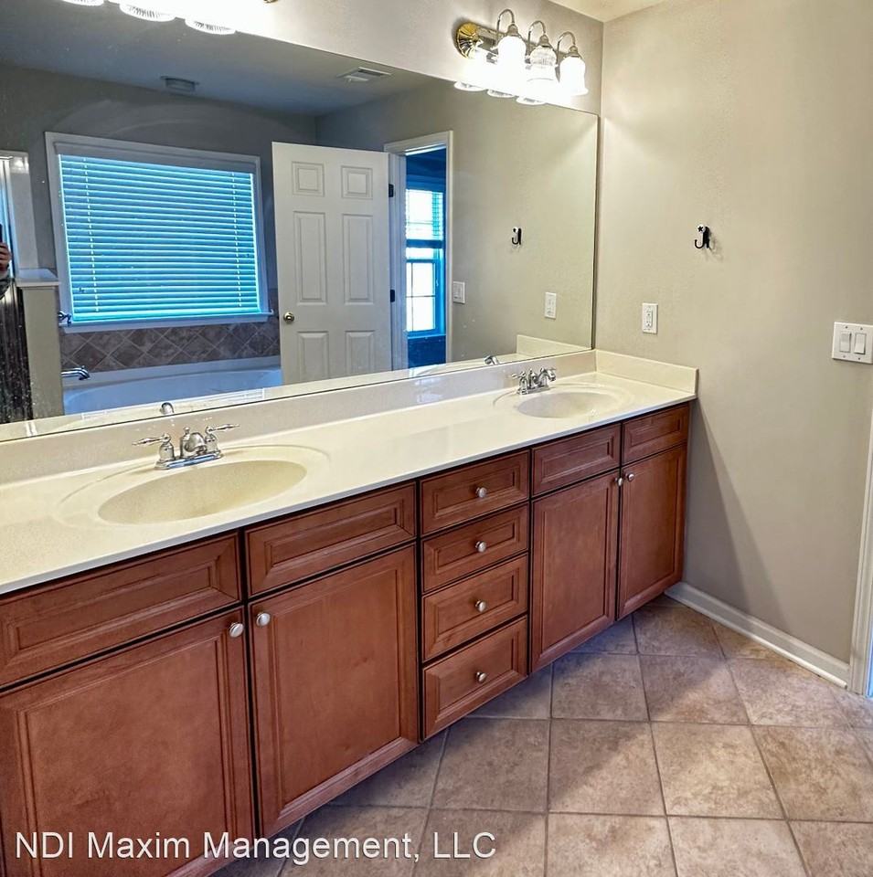 10517 Holliwell Ct - Photo 2 of 14