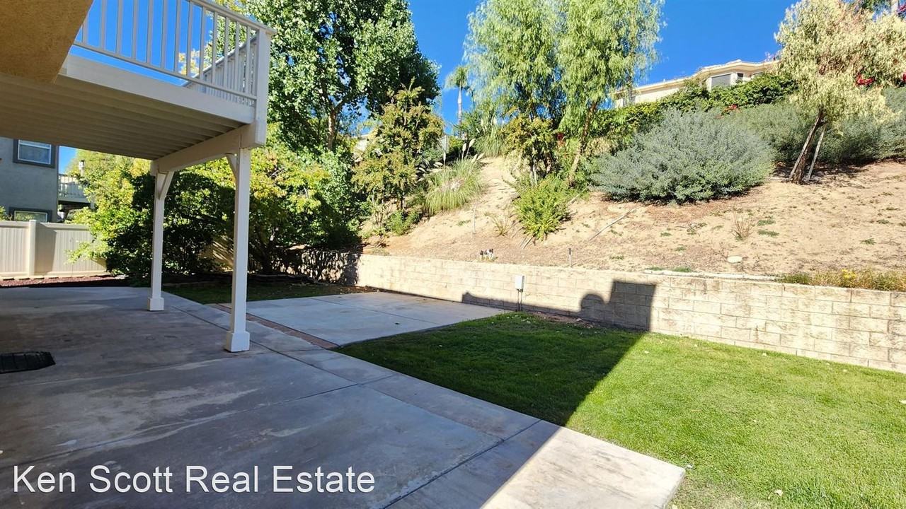 29148 Maplewood Pl - Photo 3 of 15