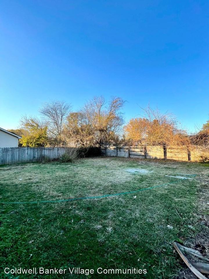 217 Bell St - Photo 2 of 13