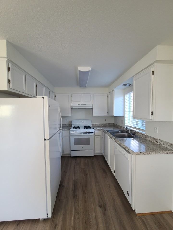 1135 Se Oar Ave - Photo 2 of 13