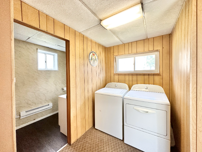 990 Cherry St - Photo 3 of 4