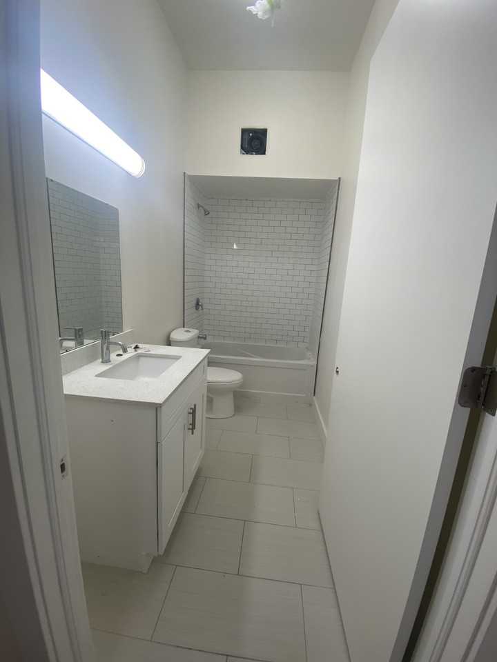 Mississaga Street 5plex. - Photo 4 of 8