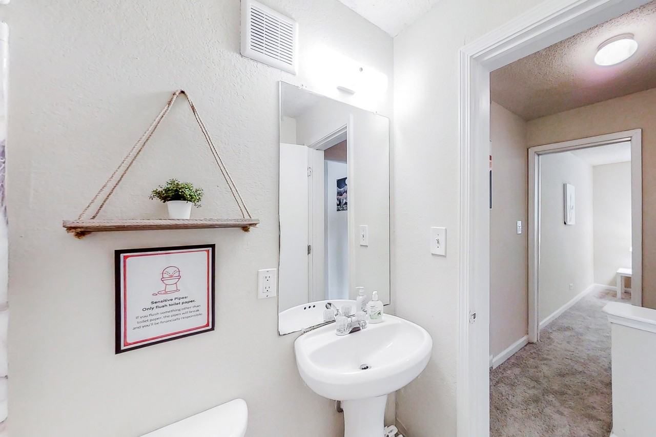 Richmond Circle Southeast - Photo 4 of 8