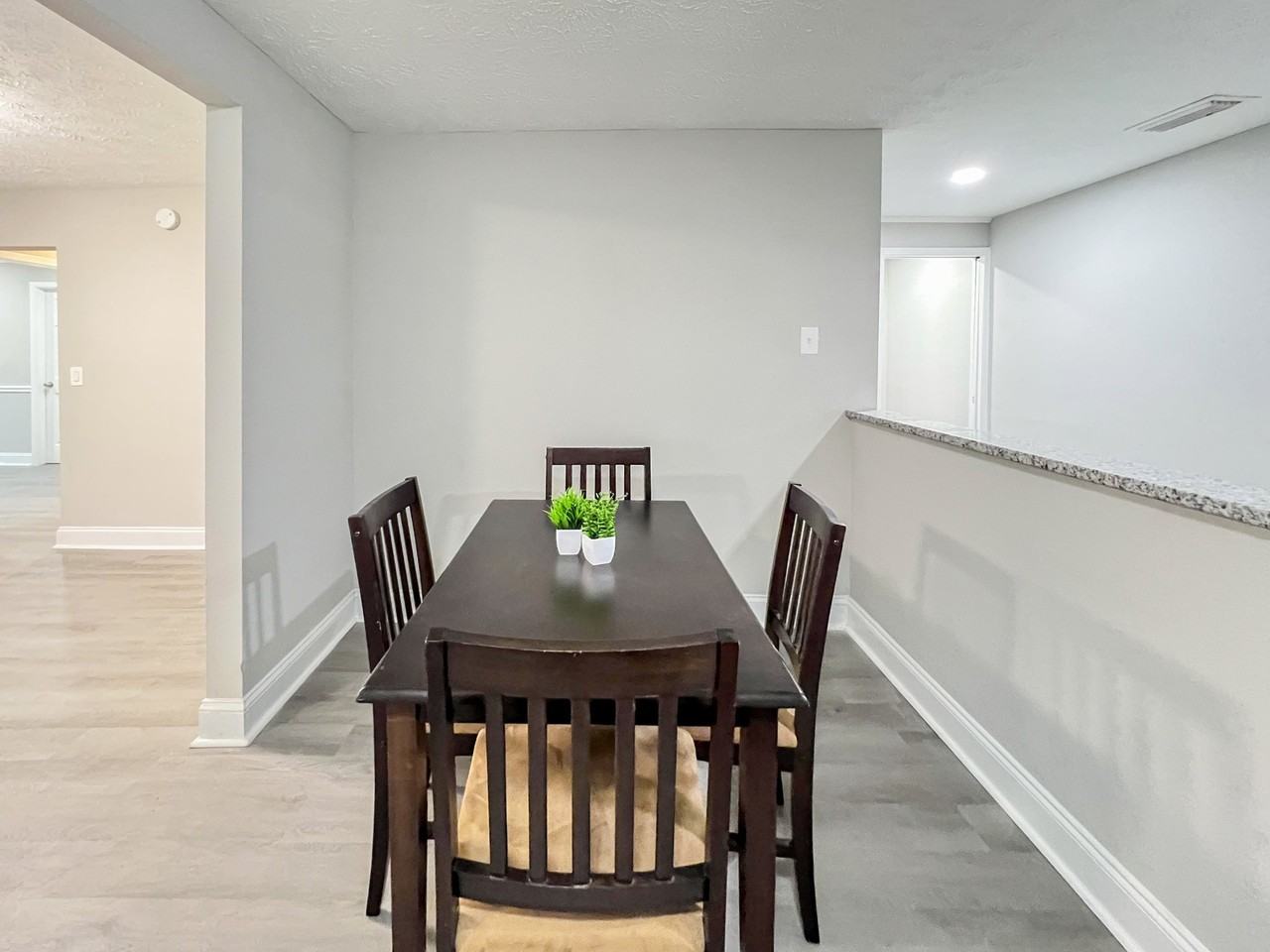 Versailles St - Photo 3 of 10