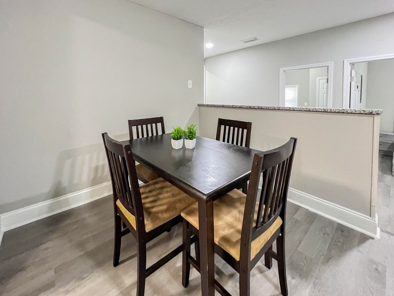 Versailles St - Photo 5 of 10