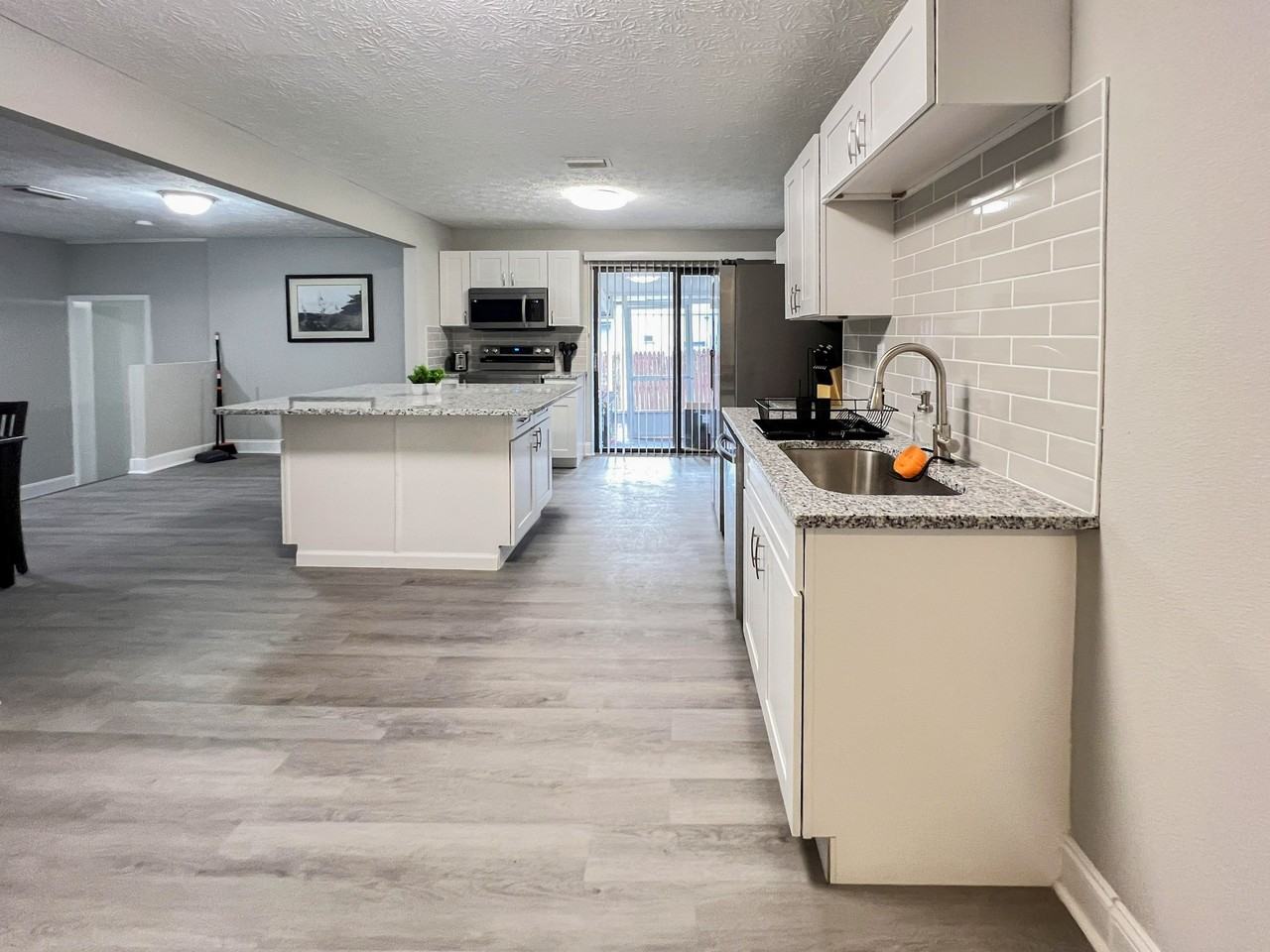 Versailles St - Photo 6 of 10