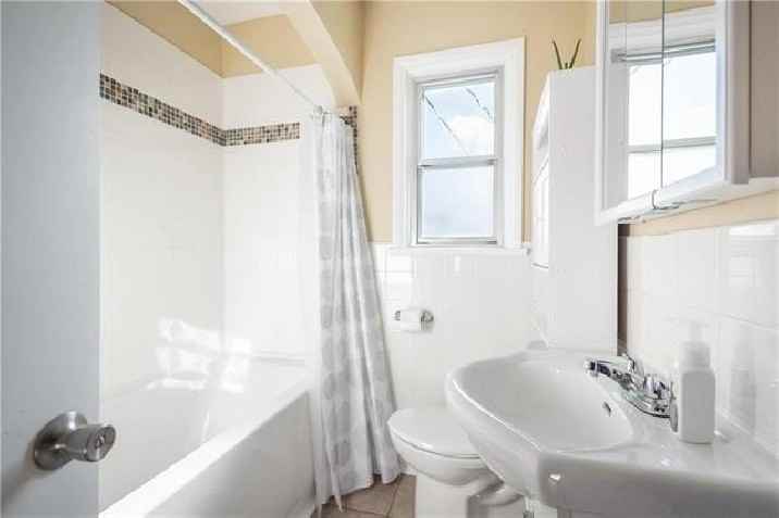 556 Smithfield Ave, Winnipeg, MB R2V 0E3 4 Bedroom House for 1,845