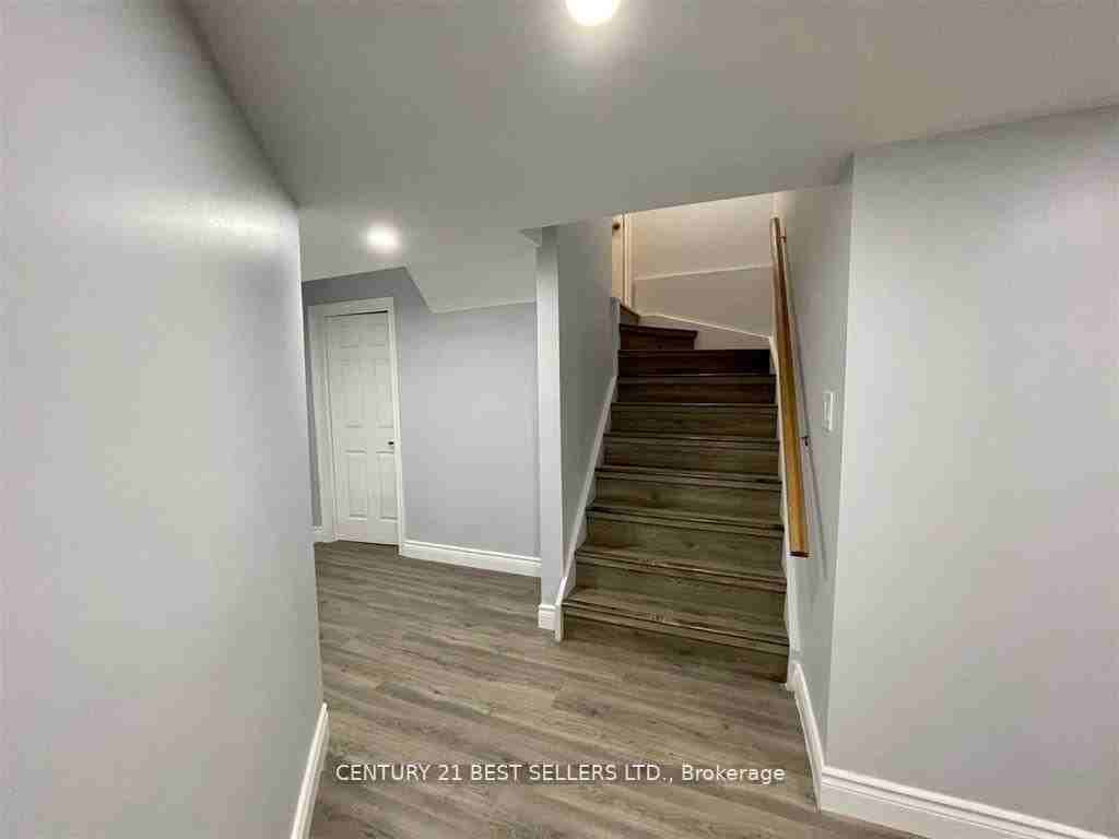 32 Stephanie Avenue - Photo 3 of 10