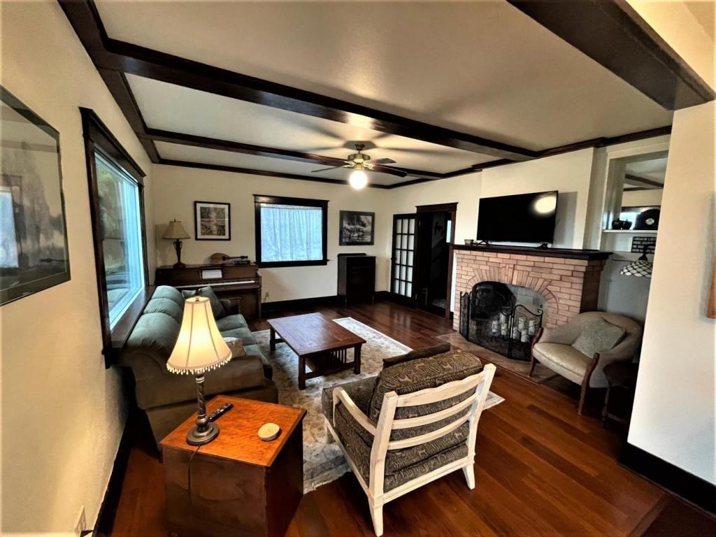 466 N 4th Ct - Photo 4 of 17