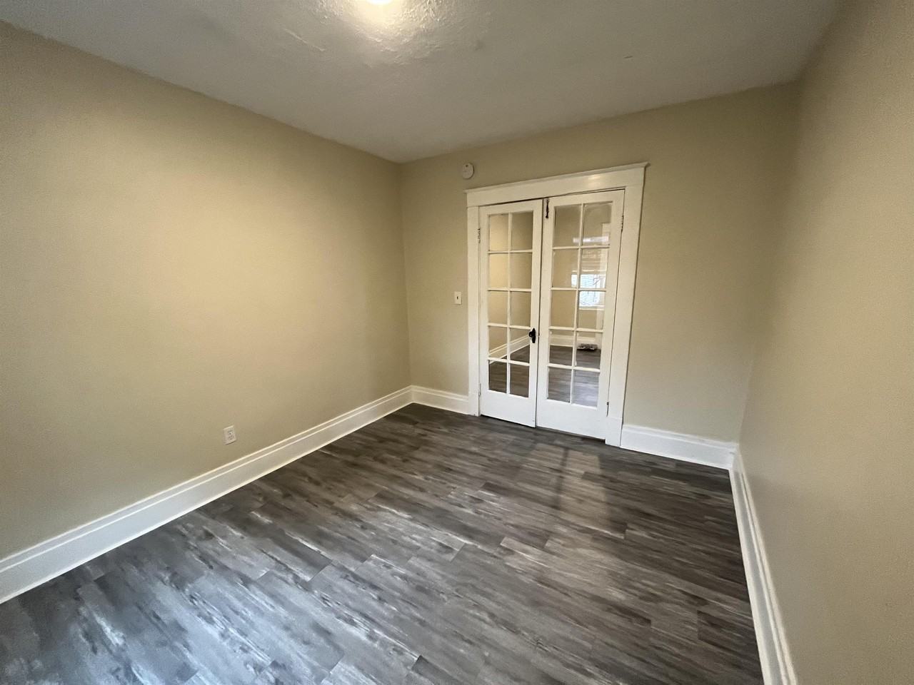 2423 Falls St - Photo 3 of 16