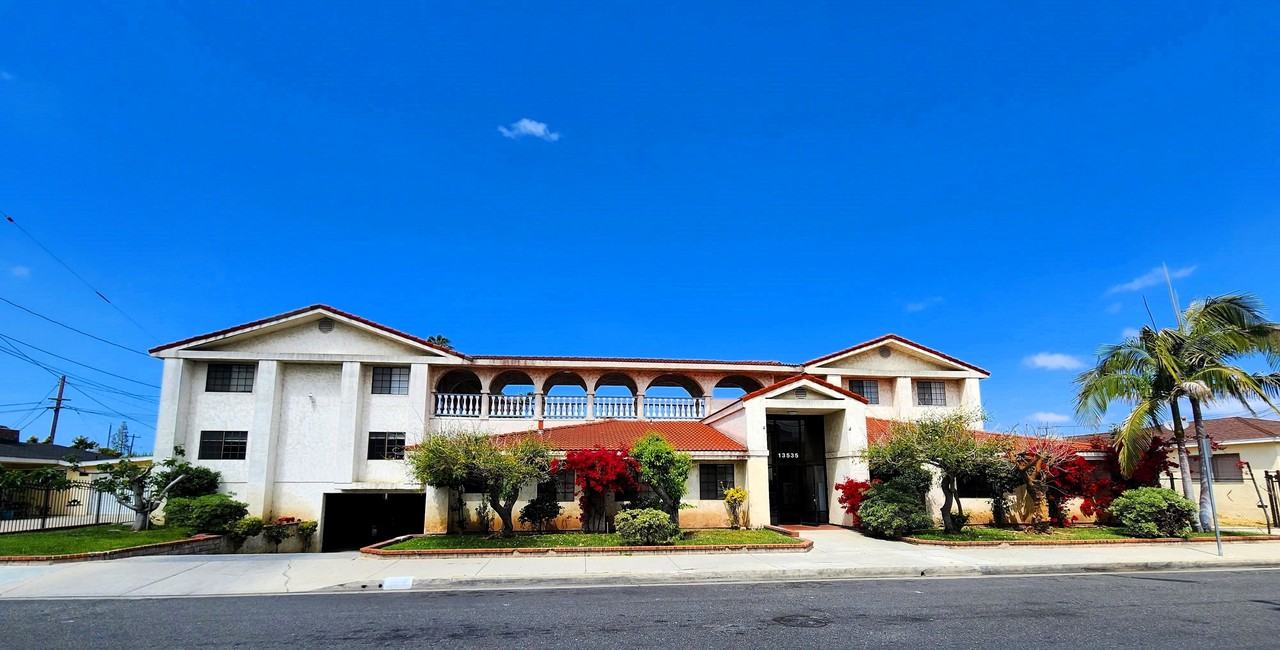 Villa Pacifica Apartments 13535 Chadron Avenue, Hawthorne, CA 90250