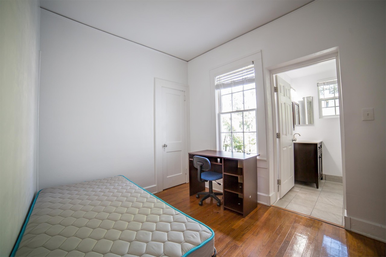 1012 Sw 3rd Ave #1 - Photo 5 of 17