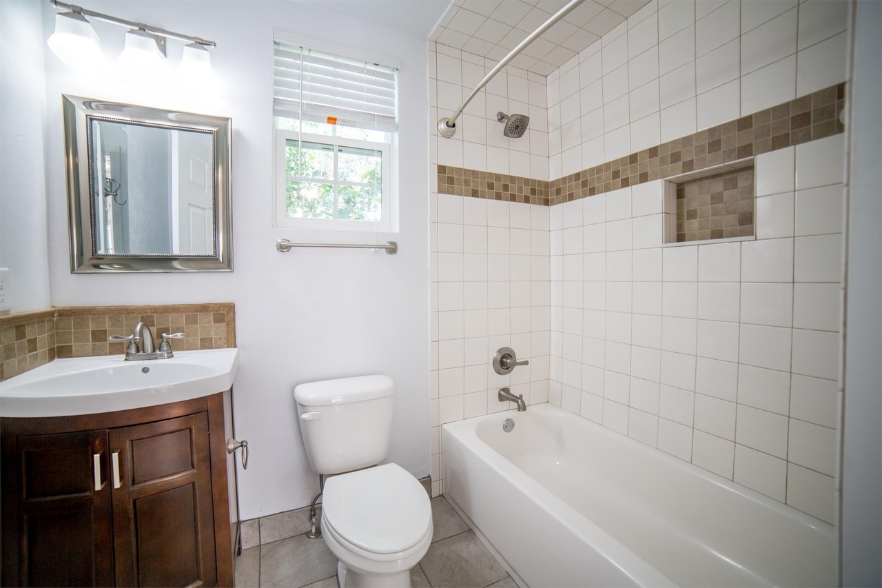 1012 Sw 3rd Ave #1 - Photo 6 of 17