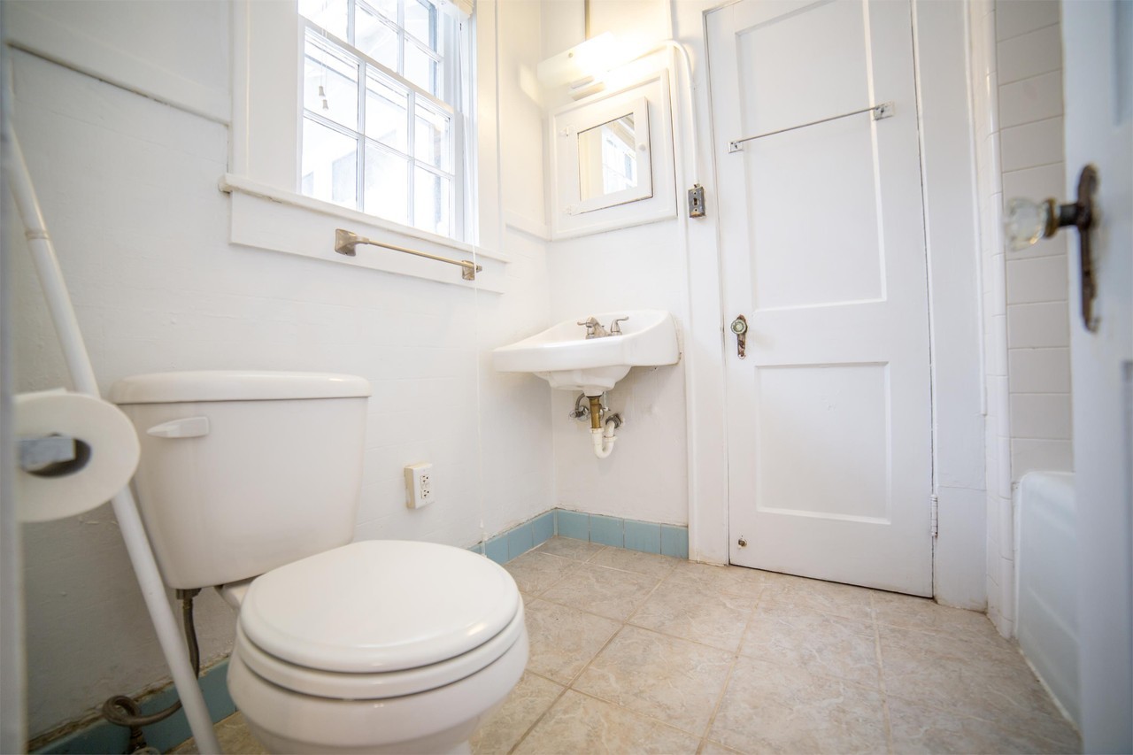 1012 Sw 3rd Ave #1 - Photo 7 of 17
