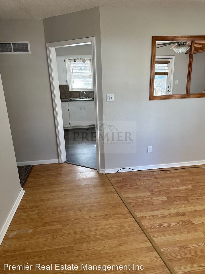 3 Bedroom/ 2 Bath / 209 Sw 20th St Oak Grov/ Rent $1550 / $200 off first full months rent look and lease special - Photo 3 of 33