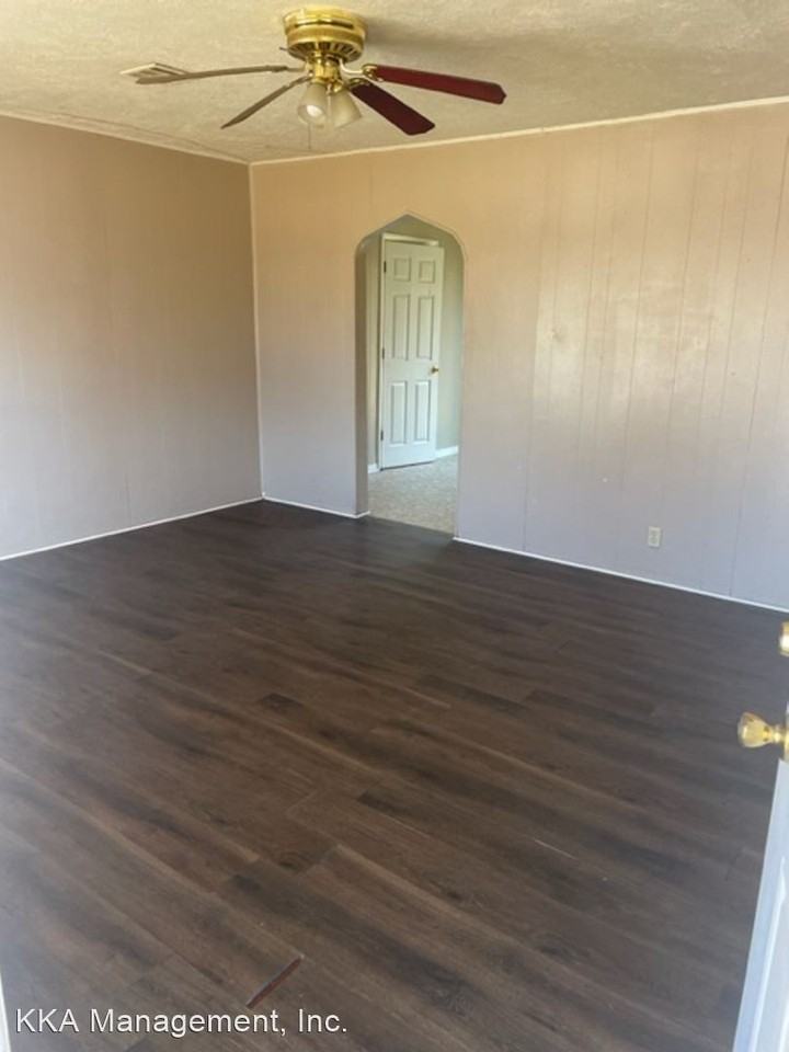 1118 S Maple Ave - Photo 2 of 9