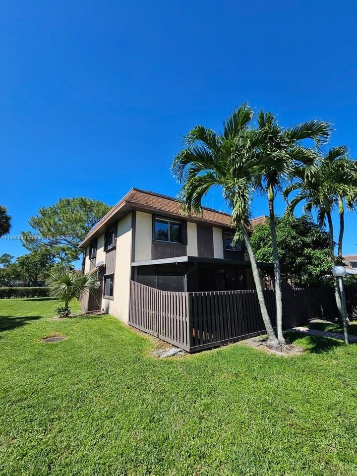 2148 Sherwood Forest Blvd #4 - Photo 2 of 8