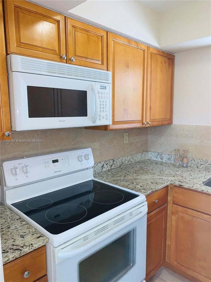 1980 Ne 38th St #1-2 - Photo 2 of 8