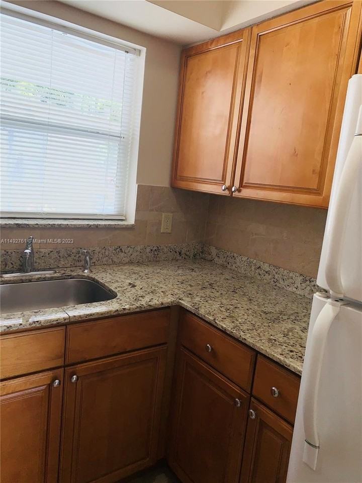 1980 Ne 38th St #1-2 - Photo 3 of 8