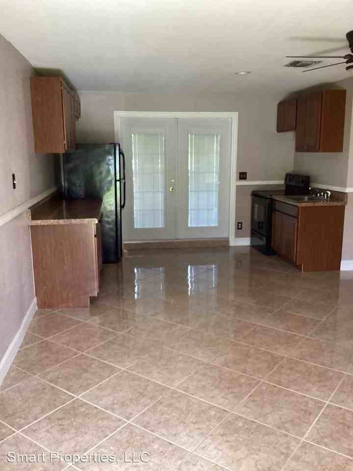 721 Wanamaker Ave - Photo 3 of 6