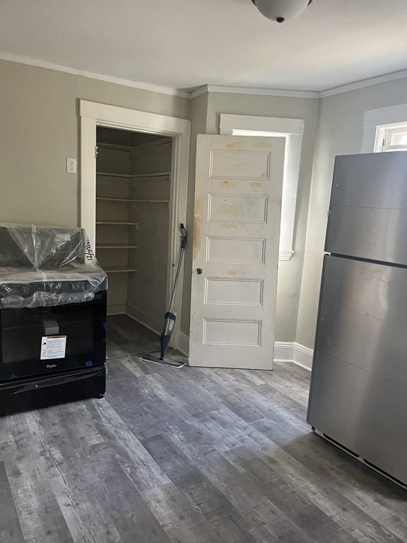 683 Franklin St - Photo 3 of 4