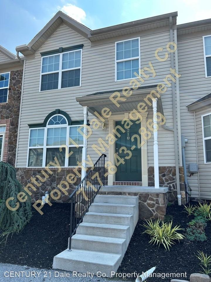 210 Royal Dr - Photo 2 of 25