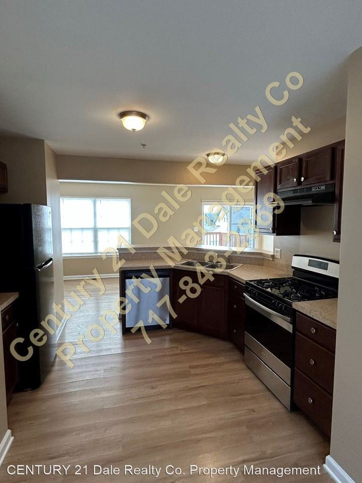 210 Royal Dr - Photo 3 of 25