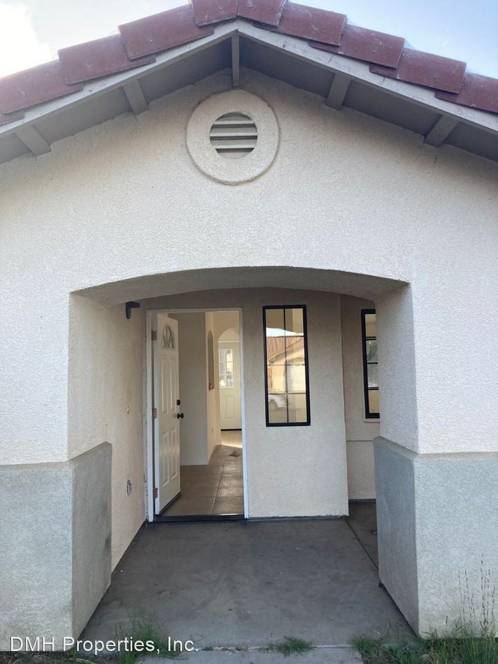 137 Santa Barbara St - Photo 2 of 14