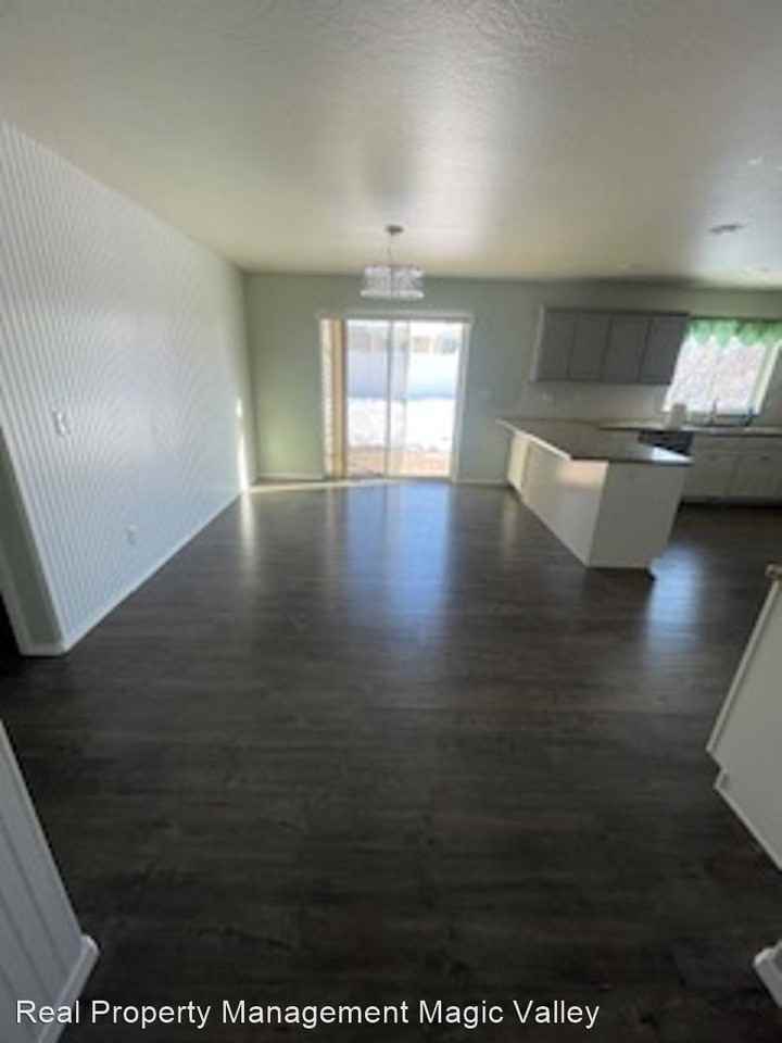 1520 N Elm St - Photo 3 of 16