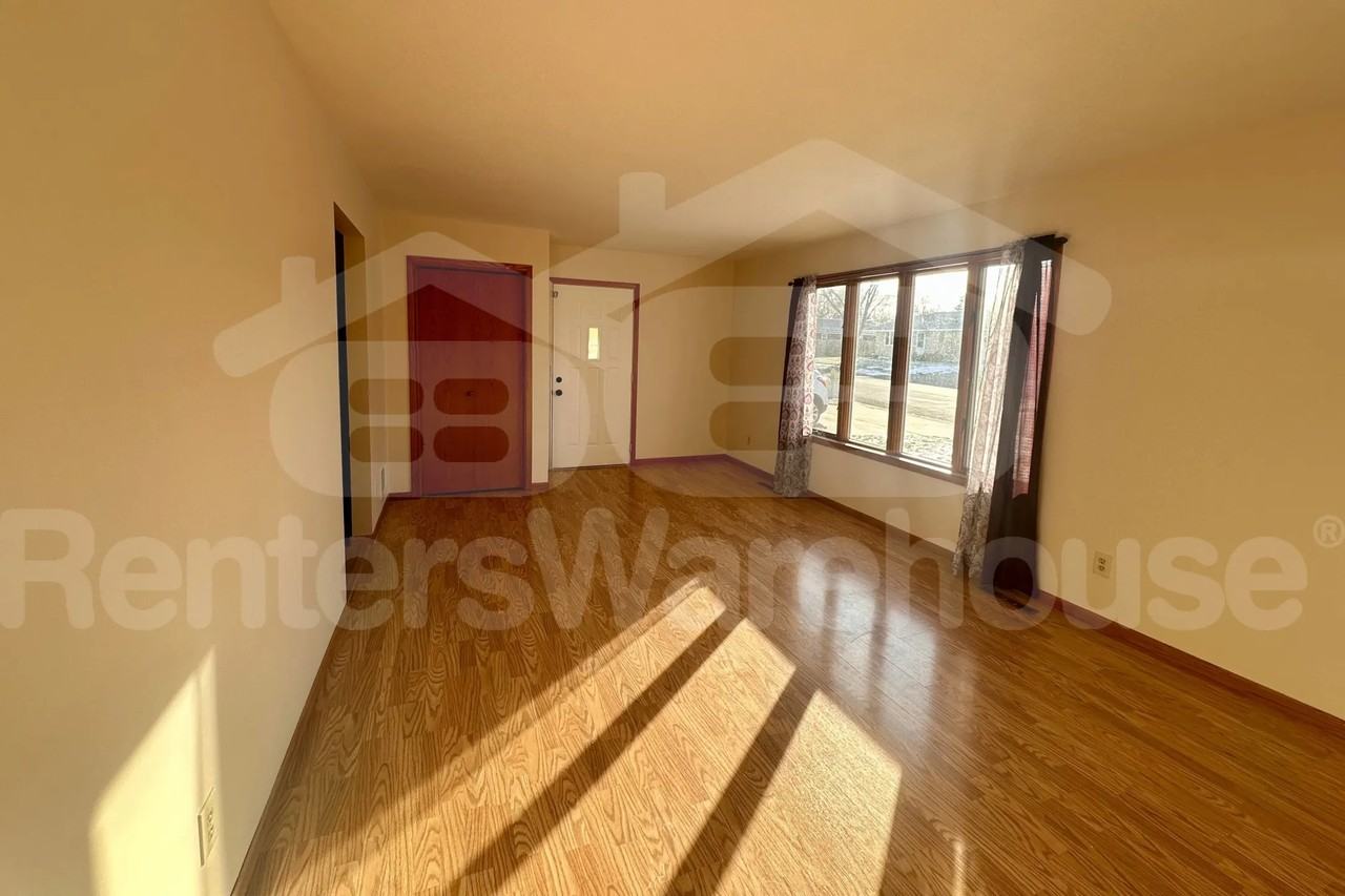 810 18th St W - Photo 2 of 25
