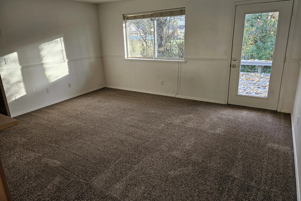 1879 Sw Hubbard Ln - Photo 3 of 6